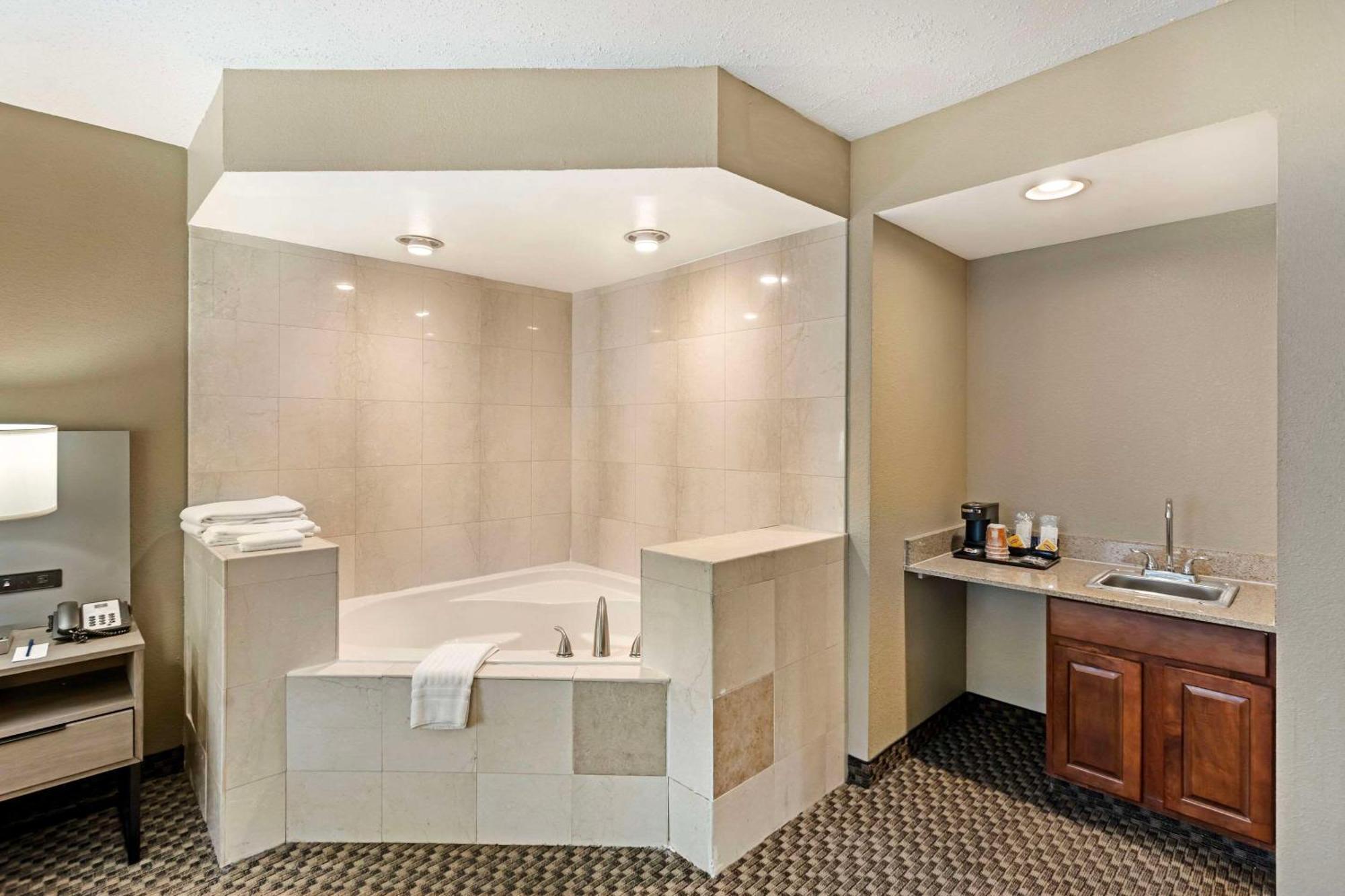 Comfort Inn & Suites Carneys Point Dış mekan fotoğraf